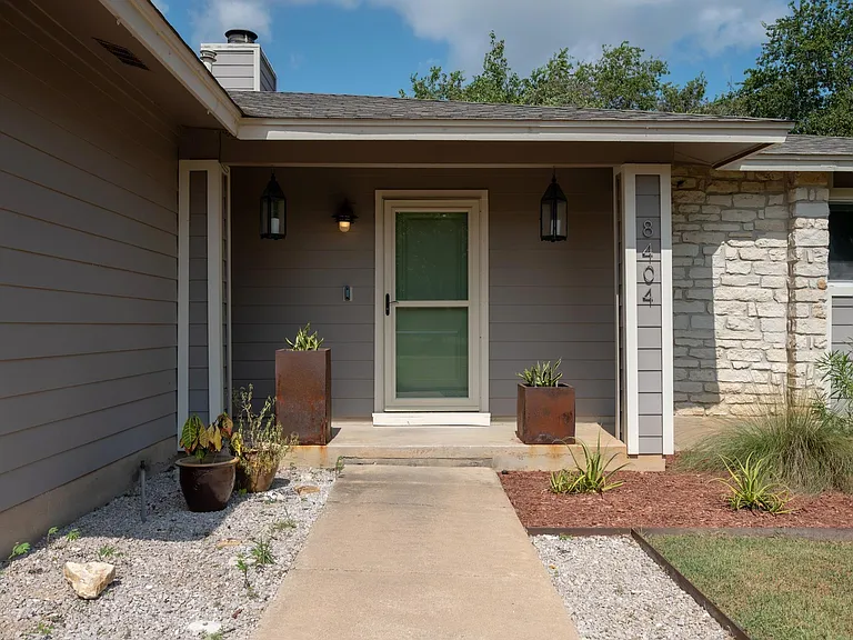 8404 Hornet Dr — Photo 3