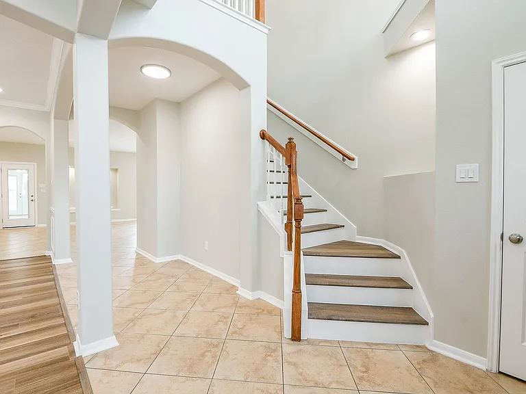 815 Robins Way — Photo 5