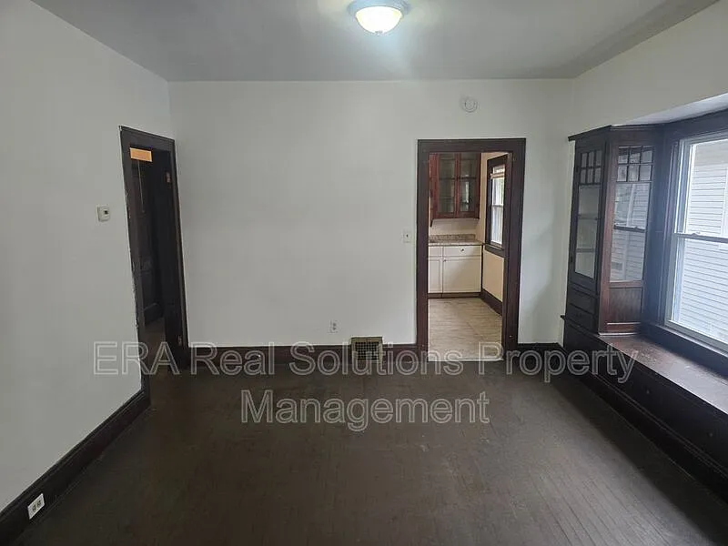 2 bed, 1.0 bath, $925 — Photo 3