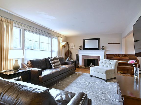 3rd image of 1130 E Lake Ave