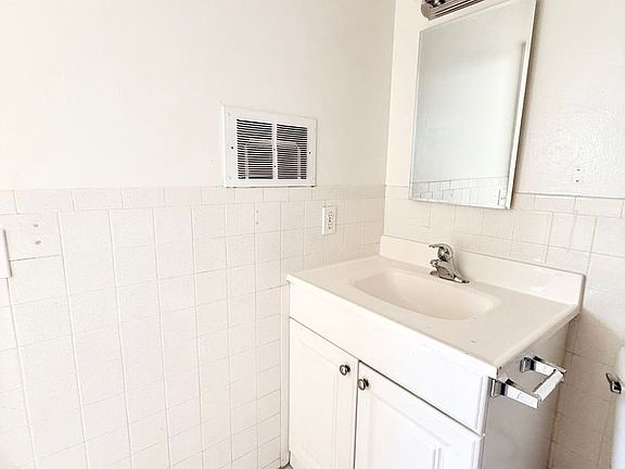 4th image of 622 N B St #C