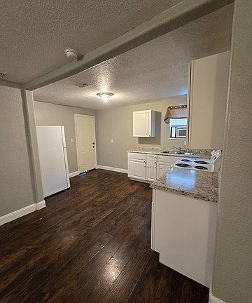 3rd image of 1718 Commercial Ave #B