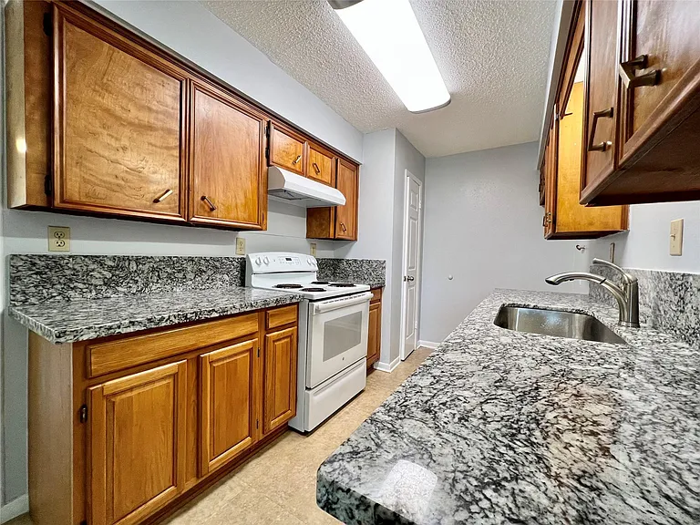4023 Avenue Q 1/2 — Photo 18