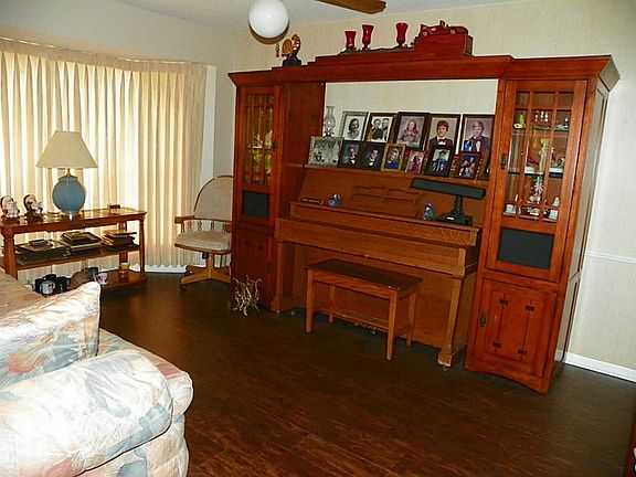 4th image of 101 Hickory Dr