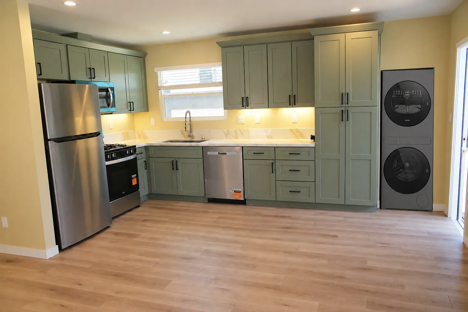 2 bed, 850 sqft, $3,100 — Photo 3