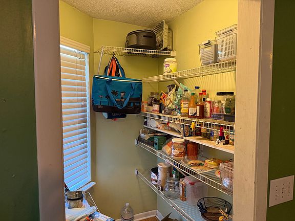 5th image of 1052 Oakcrest Dr
