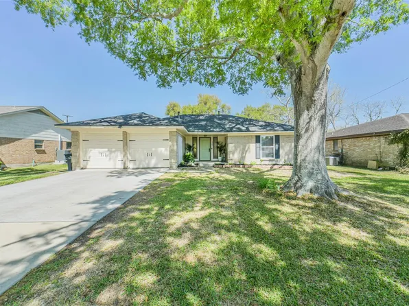323 Coventry Ln, Alvin, TX 77511