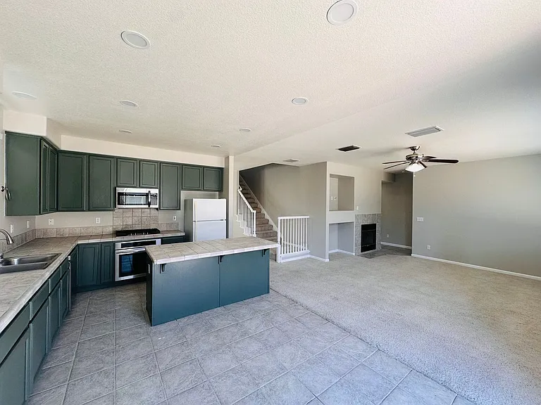 2403 Clemente Ln — Photo 6