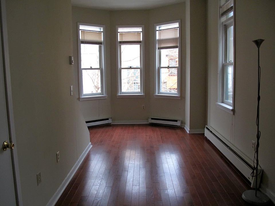 Living Room - lots of natural light!