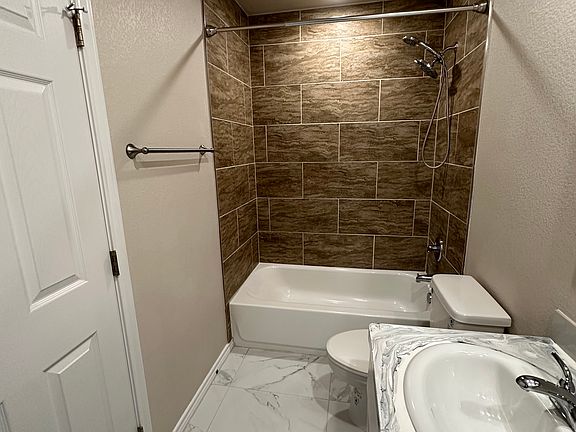 4th image of 616 N College St #B