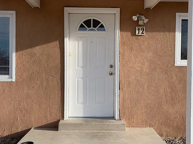 370 Atrisco Dr SW — Photo 2