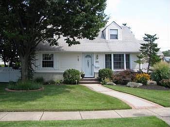 1st image of 881 Surrey Dr
