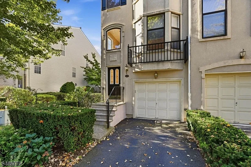 2 bed, 2.5 bath, 2010 sqft, $3,950 — Photo 2