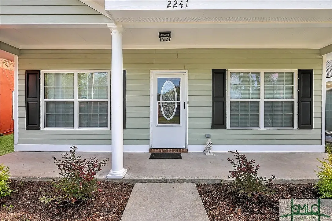 3 bed, 1350 sqft, $2,400 — Photo 2