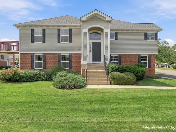 512 Legend Ln, McHenry, IL 60050
