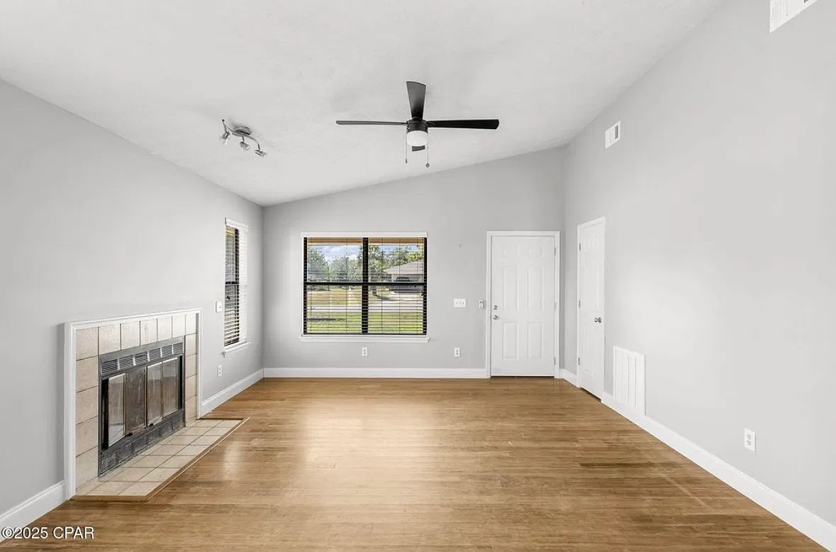 3 bed, 1348 sqft, $2,400 — Photo 3