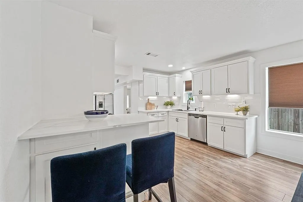 3 bed, 2.0 bath, 1654 sqft, $2,195 — Photo 3