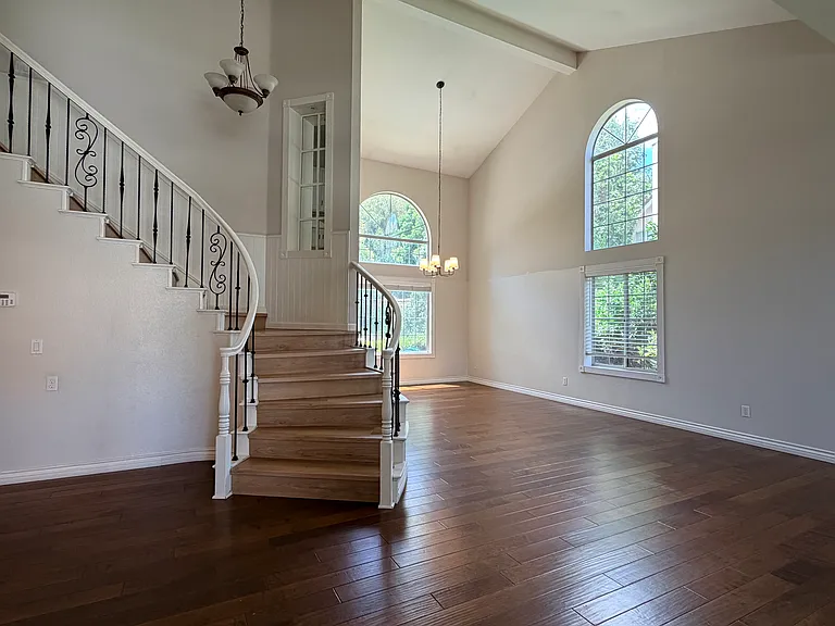 5525 Green Hollow Ln — Photo 3