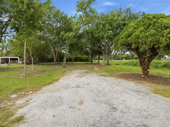 6102 Silver Dr, Pearland, TX 77581