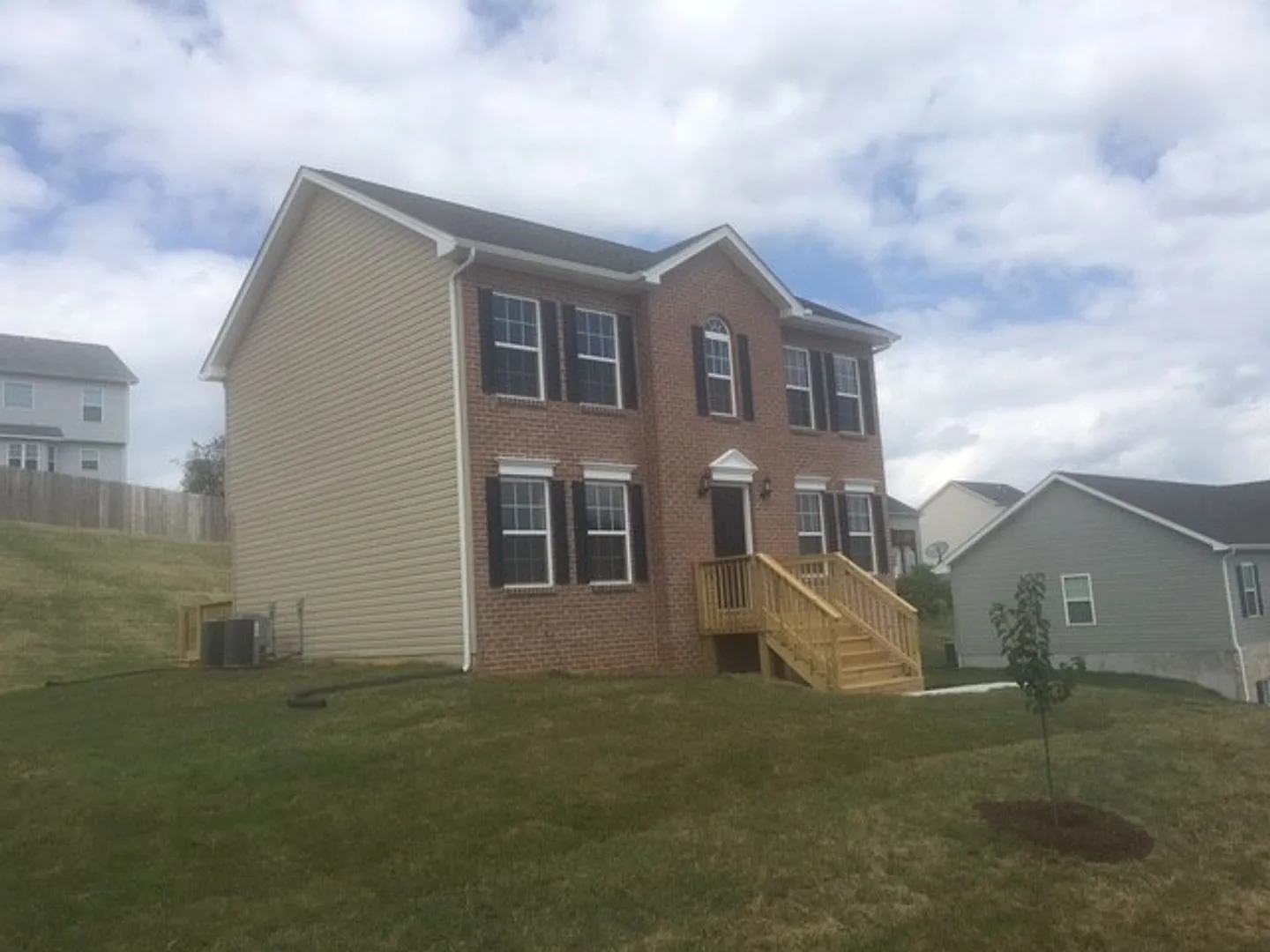 3 Bedroom 2.5 Half Bath House with 1 car garage — Photo 3