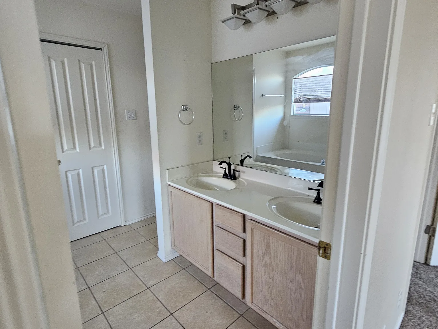 3 bed, 2.5 bath, 2461 sqft, $2,290 — Photo 4