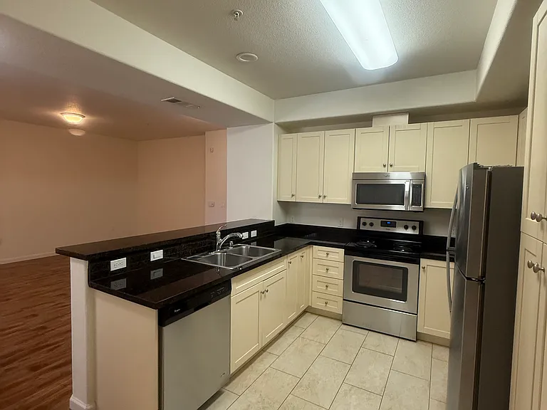 Diamond Creek Condominiums/ Apartments — Photo 18