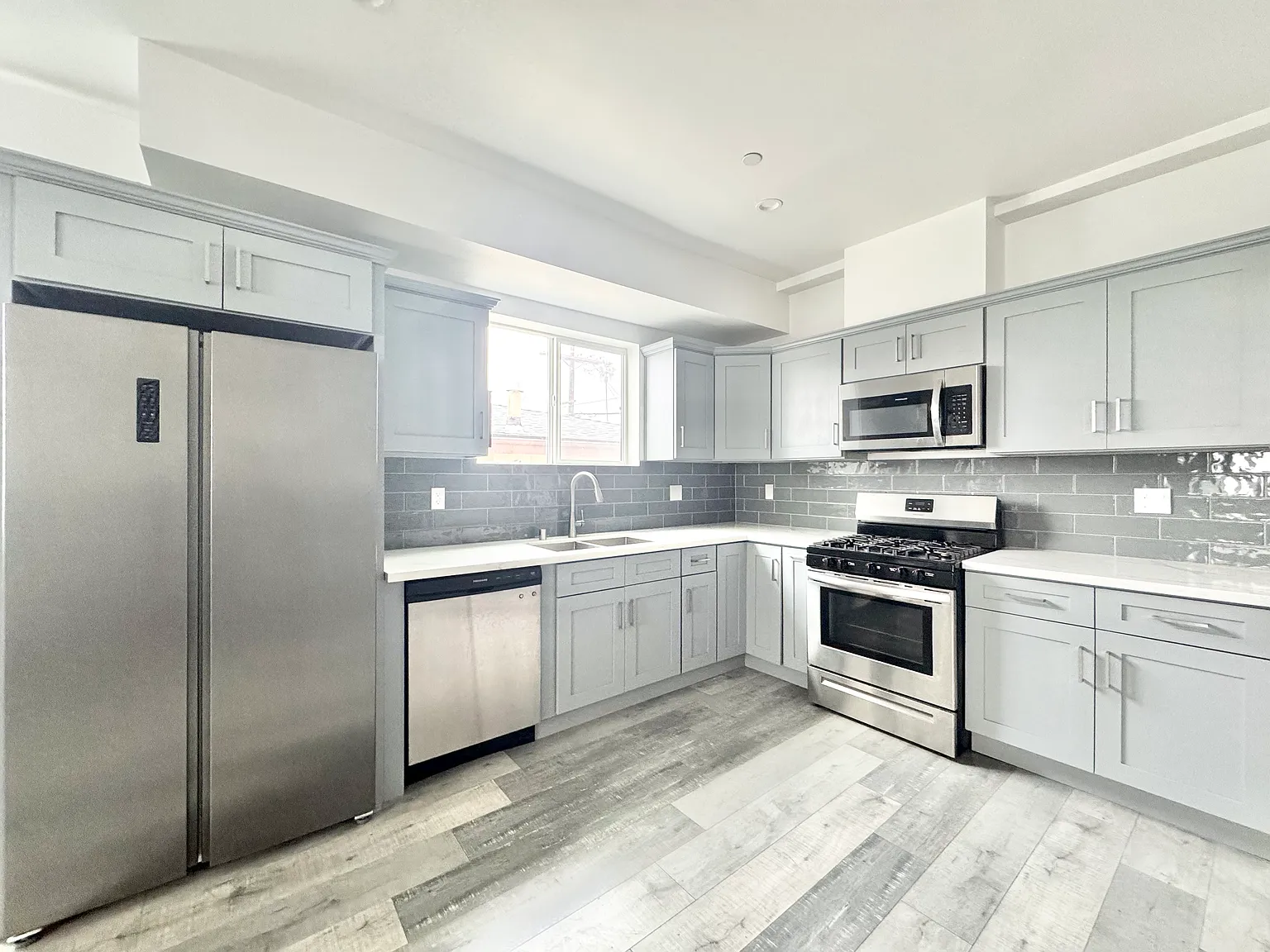 4 bed, $4,210 — Photo 2