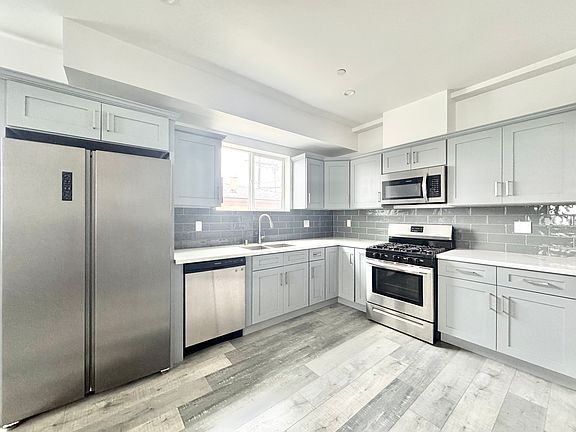 2nd image of 158 N Mariposa Ave #158