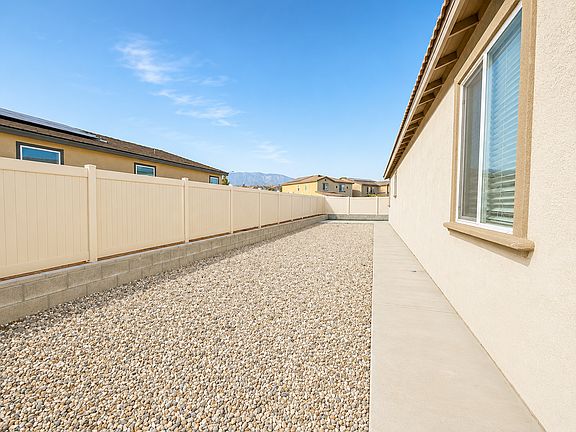 3rd image of 1460 Hummingbird Way