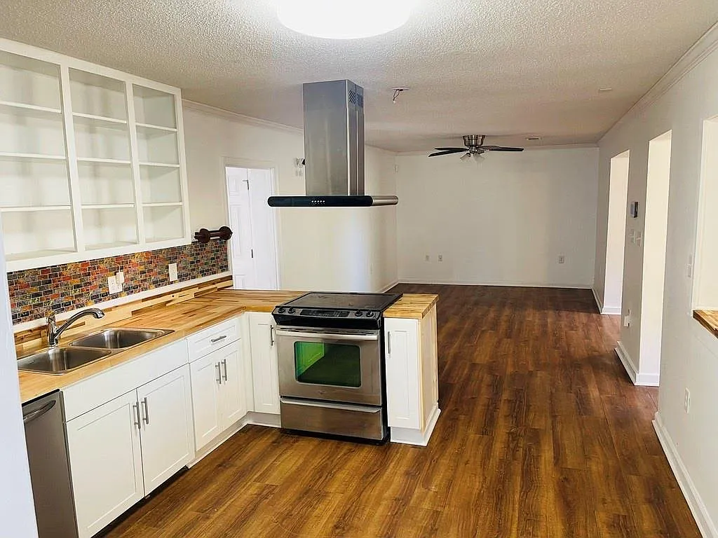 4 bed, 2.0 bath, 1744 sqft, $2,200 — Photo 4
