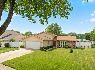 860 Hunter Dr, Roselle, IL 60172