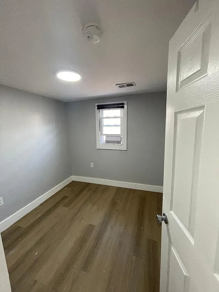 3 bed, 1000 sqft, $2,249 — Photo 2