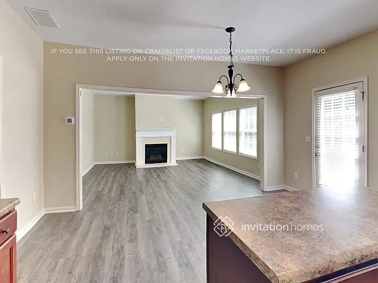 2450 Freemont St — Photo 9