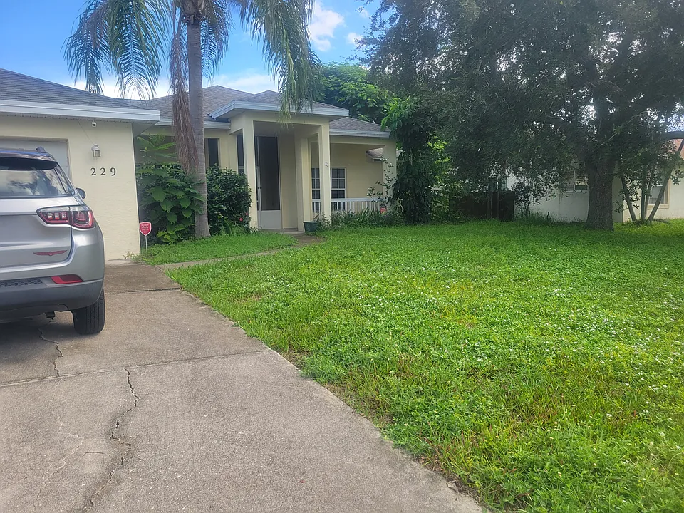 229 SE Duval Ave