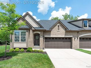 1011 Hampshire Ct, Rochester Hills, MI 48307