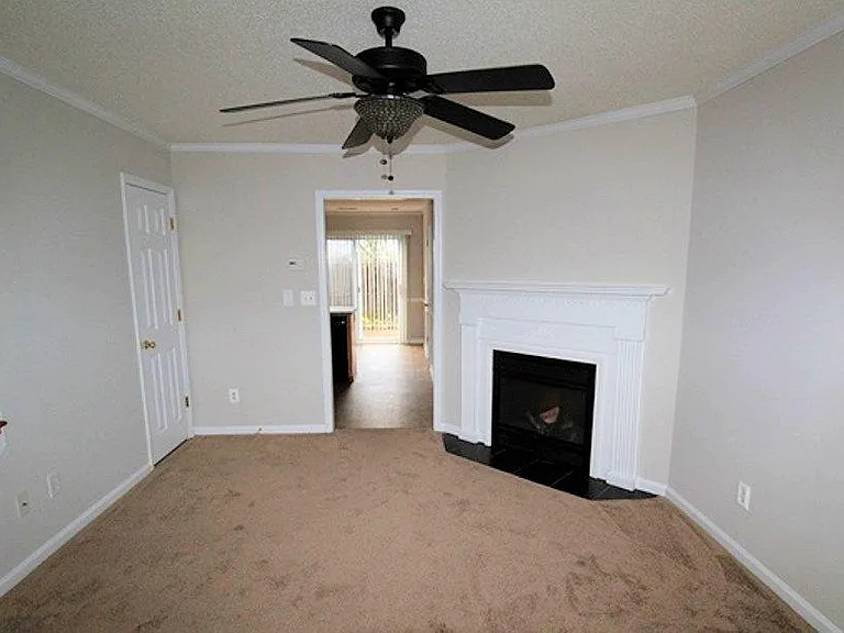 2345 Vineyard Dr #E-4 — Photo 3