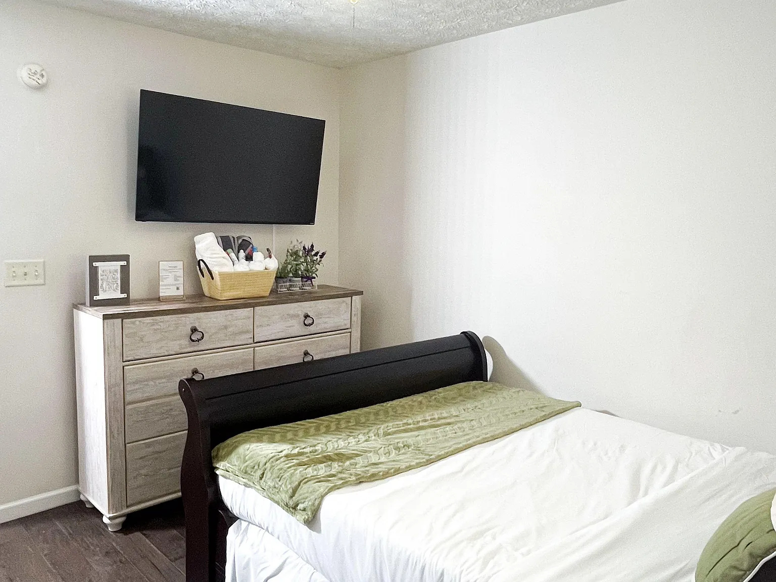 1 bed, 1.0 bath, 2700 sqft, $910 — Photo 1