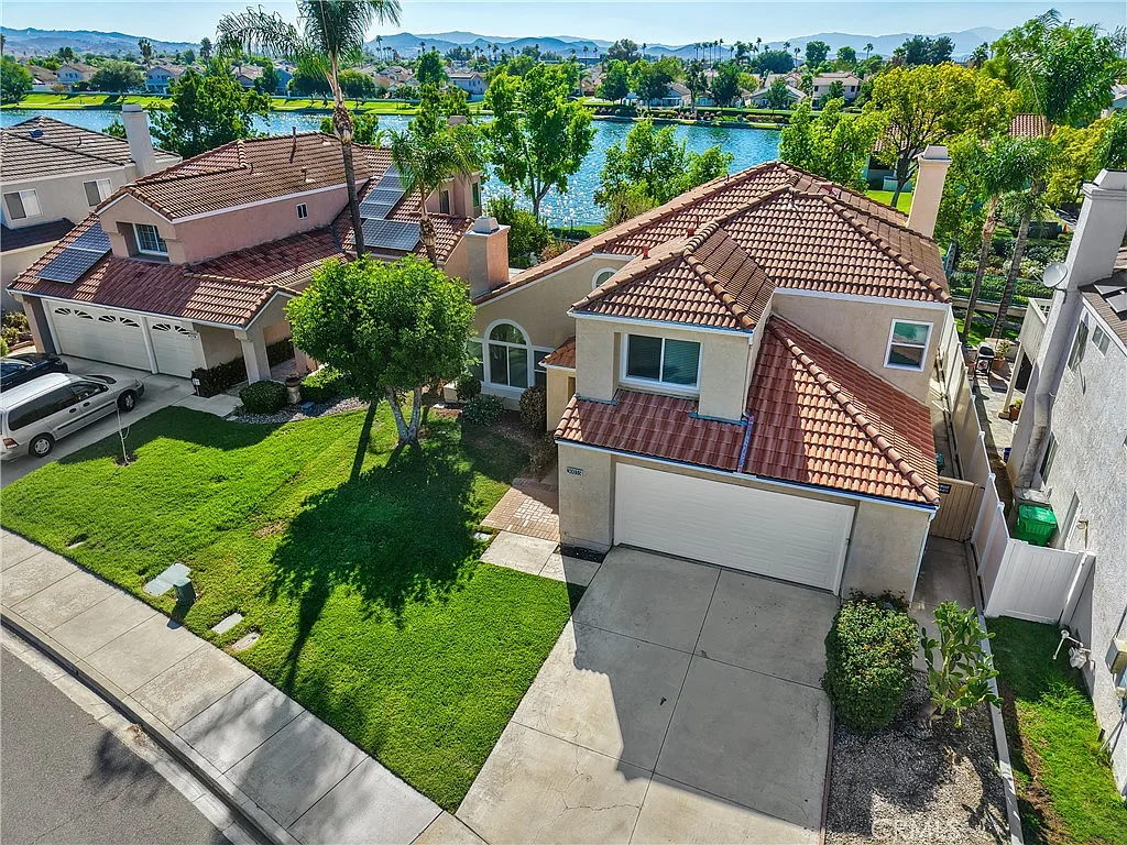 4 bed, 2.5 bath, 1965 sqft, $3,400 — Photo 3