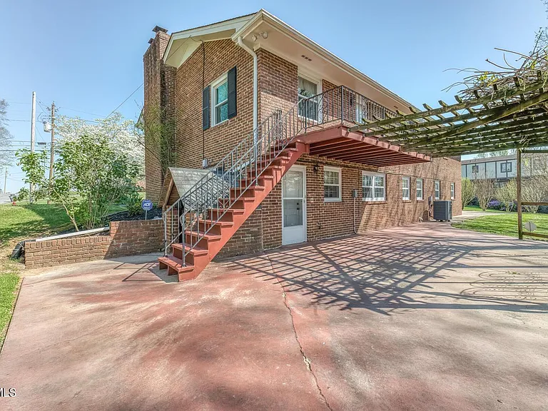 908 Meadow Ln — Photo 44