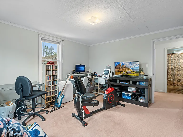 Bedroom 2 (second floor)