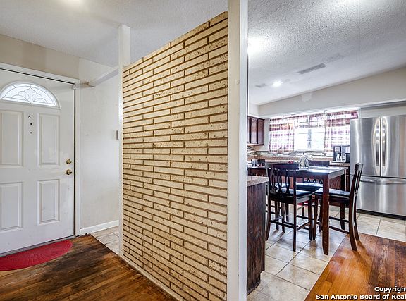 5th image of 127 Locknere Ln