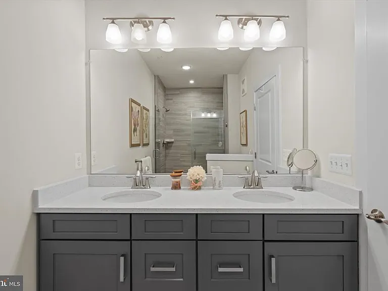 813 Rockwell Ave — Photo 15