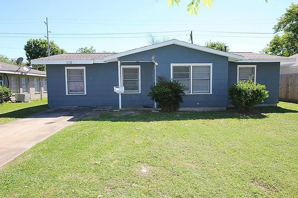 4 bed, 1.5 bath, 1400 sqft, $1,450 — Photo 1