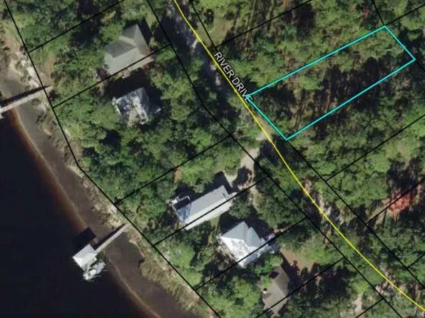 11 River Dr, Panacea, FL 32346