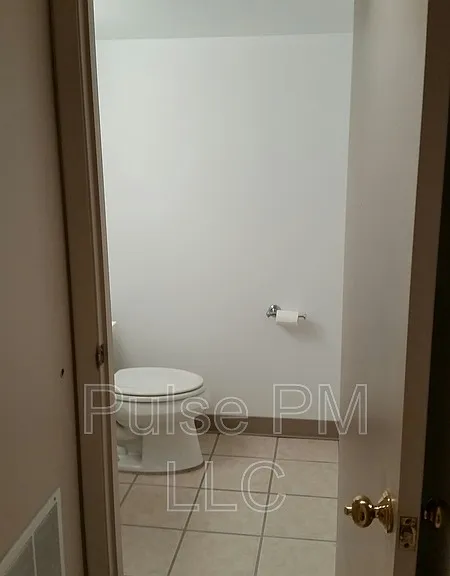 112 E 5th St #LOWER LEVEL — Photo 16