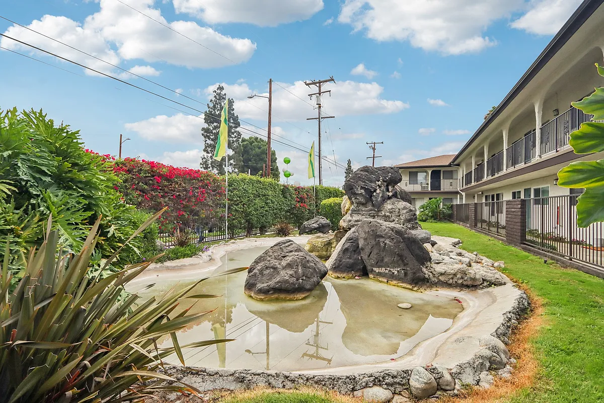 Building Photo - Los Olivos
