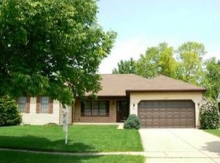 2030 Aspen Dr, Algonquin, IL 60102