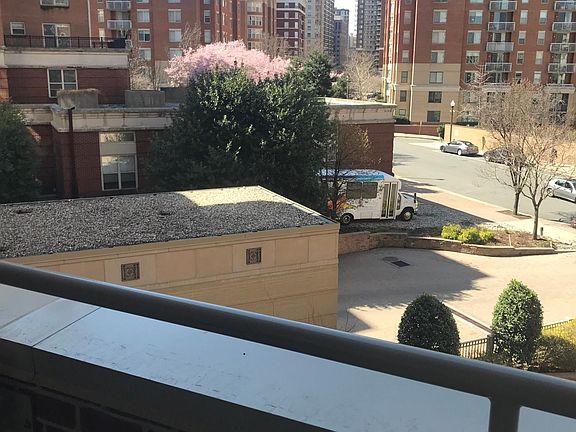 3rd image of 800 N Oakland St