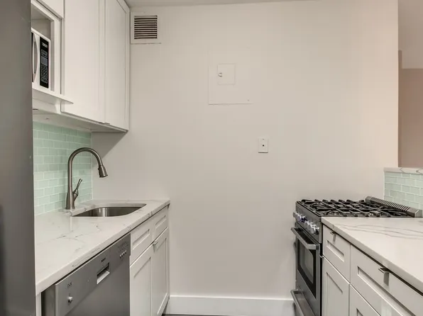 400 East 70th Street 1406 image 3 of 6