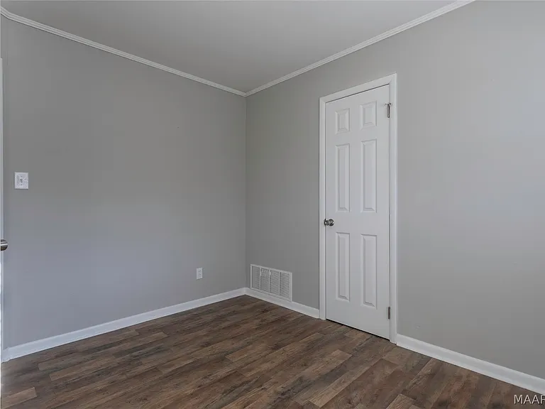 221 Moncrief St — Photo 13